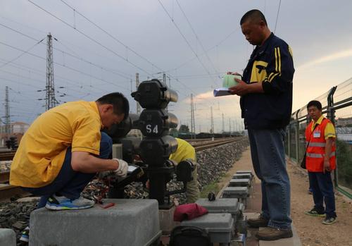 石家莊東華鐵路學校鐵道信號學費多少? 石家莊東華鐵路學校鐵道信號學費多少?