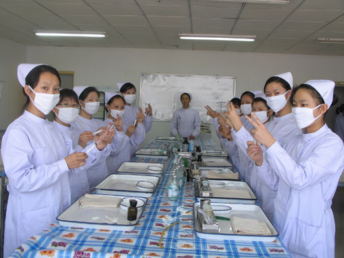 學護理專業一年學費多少錢