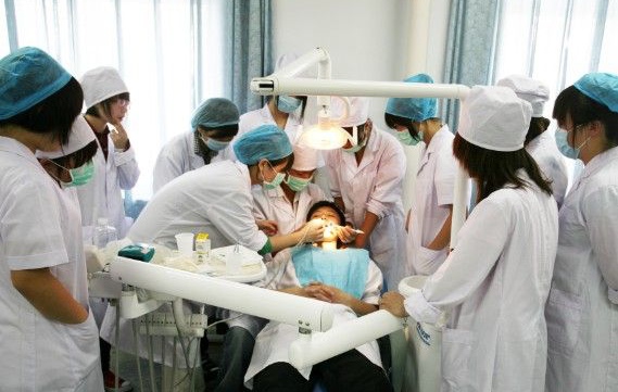 初中生學習口腔專業學費多少？